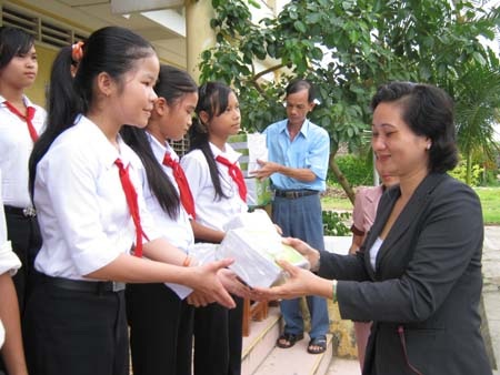 "Một triệu cuốn vở..." đến học sinh nghèo: Vĩnh Long, Bến Tre, Trà Vinh - 1 "Một triệu cuốn vở..." đến học sinh nghèo: Vĩnh Long, Bến Tre, Trà Vinh - 1