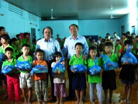 1000 cuốn vở đến với trẻ em mồ côi - 1 1000 cuốn vở đến với trẻ em mồ côi - 1