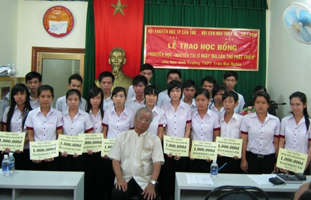 Chuyện “ông bụt khuyến học” ở Cần Thơ - 2 Ông Thạch Thành Thâu luôn quan tâm đến những học trò nghèo.