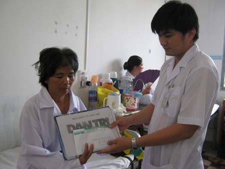 Bà Kiệm không chịu nhập viện vì thương cháu Phước - 1 Bà Kiệm không chịu nhập viện vì thương cháu Phước - 1