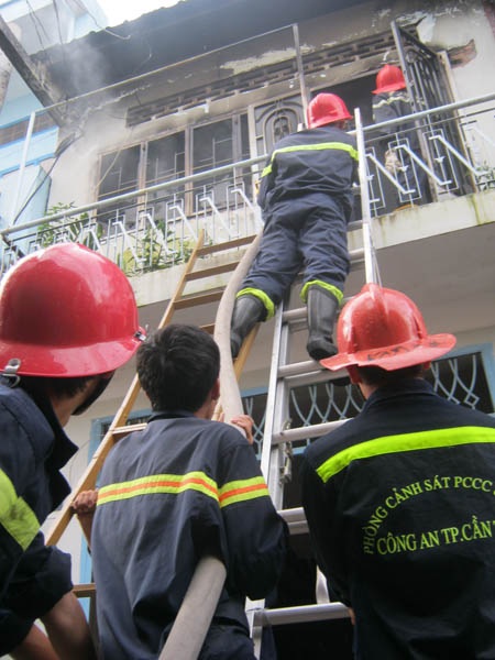 Cần Thơ: Sáng diễn tập PCCC, chiều cháy thật - 2 Cần Thơ: Sáng diễn tập PCCC, chiều cháy thật - 2