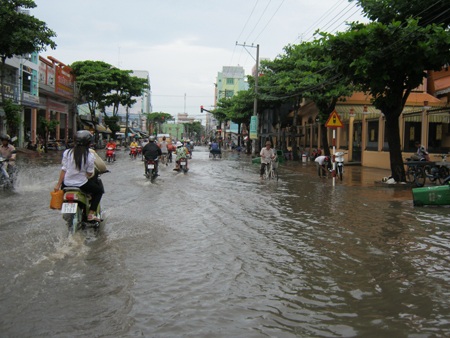 Đê vỡ liên tiếp, nhiều tài sản bị nước nhấn chìm - 5 Đê vỡ liên tiếp, nhiều tài sản bị nước nhấn chìm - 5