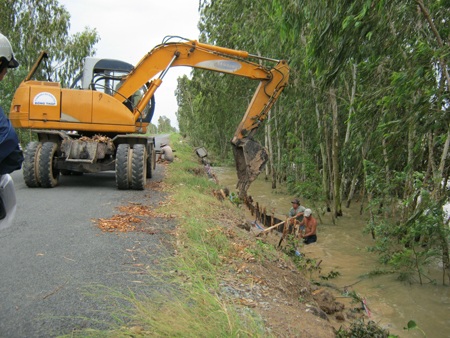 Bí thư, Chủ tịch huyện trầm mình dưới nước cứu đê - 11 Bí thư, Chủ tịch huyện trầm mình dưới nước cứu đê - 11