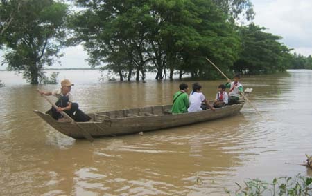Đê bao lại vỡ, đường giao thông sạt lở thêm - 1 Đê bao lại vỡ, đường giao thông sạt lở thêm - 1