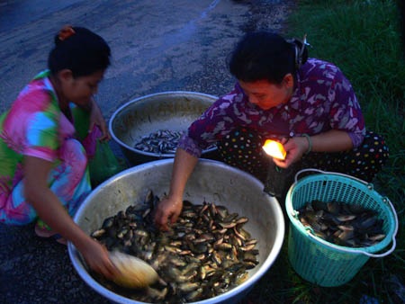 Một đêm đi chợ “âm phủ” - 3 Một đêm đi chợ “âm phủ” - 3