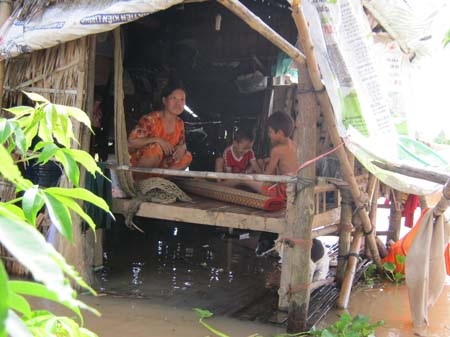 Đê bao lại vỡ, đường giao thông sạt lở thêm - 2 Đê bao lại vỡ, đường giao thông sạt lở thêm - 2