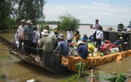 Bí thư, Chủ tịch huyện trầm mình dưới nước cứu đê - 5 Bí thư, Chủ tịch huyện trầm mình dưới nước cứu đê - 5