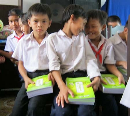 "Một triệu cuốn vở..." đến học sinh nghèo: Vĩnh Long, Bến Tre, Trà Vinh - 6 "Một triệu cuốn vở..." đến học sinh nghèo: Vĩnh Long, Bến Tre, Trà Vinh - 6