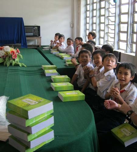 "Một triệu cuốn vở..." đến học sinh nghèo: Vĩnh Long, Bến Tre, Trà Vinh - 7 "Một triệu cuốn vở..." đến học sinh nghèo: Vĩnh Long, Bến Tre, Trà Vinh - 7