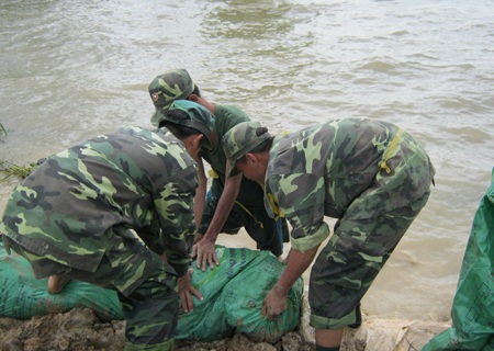 Bí thư, Chủ tịch huyện trầm mình dưới nước cứu đê - 8 Bí thư, Chủ tịch huyện trầm mình dưới nước cứu đê - 8