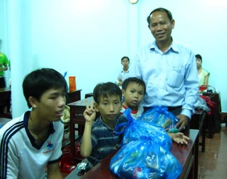 1000 cuốn vở đến với trẻ em mồ côi - 2 1000 cuốn vở đến với trẻ em mồ côi - 2