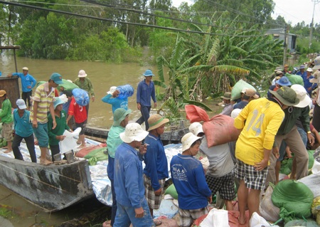 Bí thư, Chủ tịch huyện trầm mình dưới nước cứu đê - 19 Bí thư, Chủ tịch huyện trầm mình dưới nước cứu đê - 19