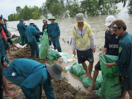 Bí thư, Chủ tịch huyện trầm mình dưới nước cứu đê - 16 Bí thư, Chủ tịch huyện trầm mình dưới nước cứu đê - 16