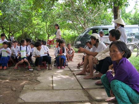"Một triệu cuốn vở..." đến học sinh nghèo: Vĩnh Long, Bến Tre, Trà Vinh - 4 "Một triệu cuốn vở..." đến học sinh nghèo: Vĩnh Long, Bến Tre, Trà Vinh - 4