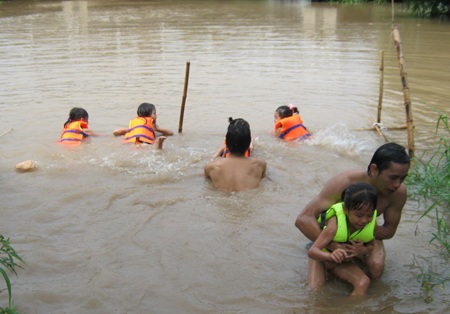 Tập bơi cho trẻ em vùng “cận lũ” - 2