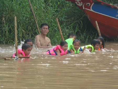 Tập bơi cho trẻ em vùng “cận lũ” - 1