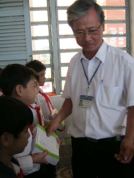 "Một triệu cuốn vở..." đến học sinh nghèo: Vĩnh Long, Bến Tre, Trà Vinh - 3 "Một triệu cuốn vở..." đến học sinh nghèo: Vĩnh Long, Bến Tre, Trà Vinh - 3