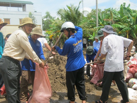 Bí thư, Chủ tịch huyện trầm mình dưới nước cứu đê - 3 Bí thư, Chủ tịch huyện trầm mình dưới nước cứu đê - 3
