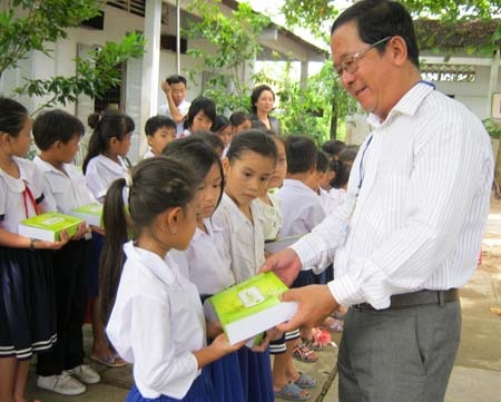 "Một triệu cuốn vở..." đến học sinh nghèo: Vĩnh Long, Bến Tre, Trà Vinh - 2 "Một triệu cuốn vở..." đến học sinh nghèo: Vĩnh Long, Bến Tre, Trà Vinh - 2