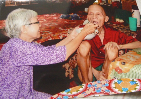 Hai cụ già khốn khổ trong căn nhà che bằng túi nilon - 1 Hai cụ già khốn khổ trong căn nhà che bằng túi nilon - 1