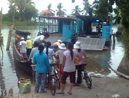 Lao động nghèo vui mừng vì bến phà trở lại - 1 Lao động nghèo vui mừng vì bến phà trở lại - 1