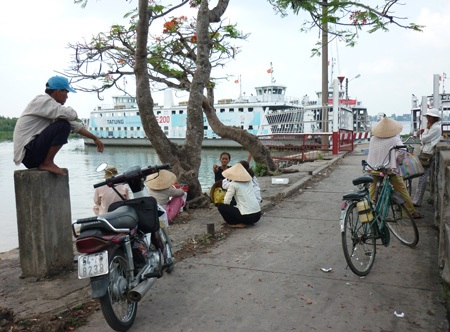 Lao động nghèo vui mừng vì bến phà trở lại - 2 Lao động nghèo vui mừng vì bến phà trở lại - 2