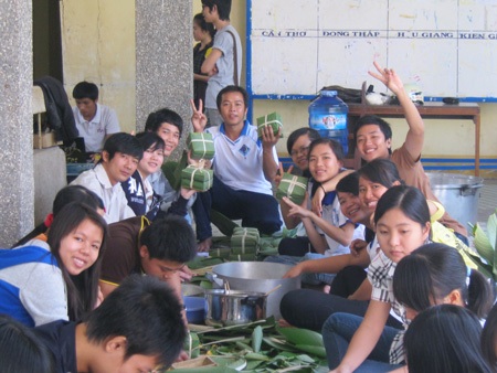 Sinh viên xa xứ cùng gói bánh chưng ăn Tết sớm - 2 Sinh viên xa xứ cùng gói bánh chưng ăn Tết sớm - 2