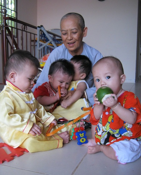 Hơn 20 triệu đồng được trao tới các bé Chùa Long An - 1 Hơn 20 triệu đồng được trao tới các bé Chùa Long An - 1