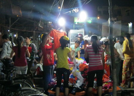 Sinh viên rộn ràng đi sắm đồ tết trước khi về quê - 1