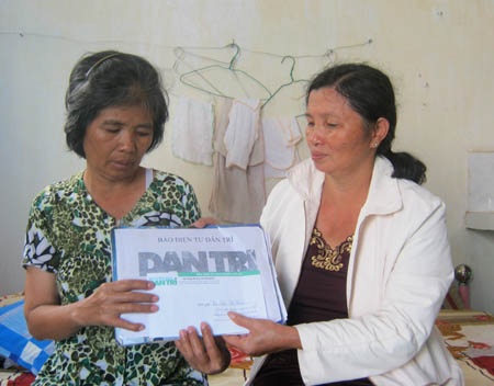Bà Cao Thị Kiệm tiếp tục nhận quà bạn đọc - 1 Bà Cao Thị Kiệm tiếp tục nhận quà bạn đọc - 1