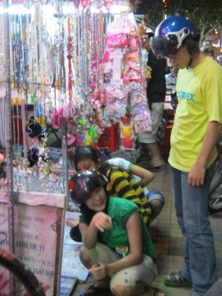 Sinh viên rộn ràng đi sắm đồ tết trước khi về quê - 2