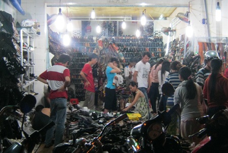 Sinh viên rộn ràng đi sắm đồ tết trước khi về quê - 3