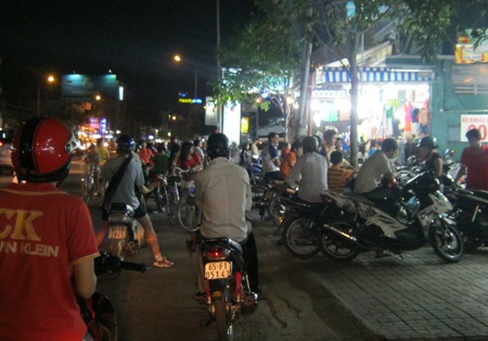 Sinh viên rộn ràng đi sắm đồ tết trước khi về quê - 4