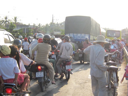 5 xe ô tô đâm nhau liên hoàn trên quốc lộ 1A   - 4