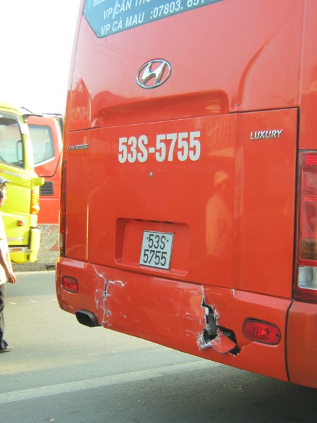 5 xe ô tô đâm nhau liên hoàn trên quốc lộ 1A   - 3