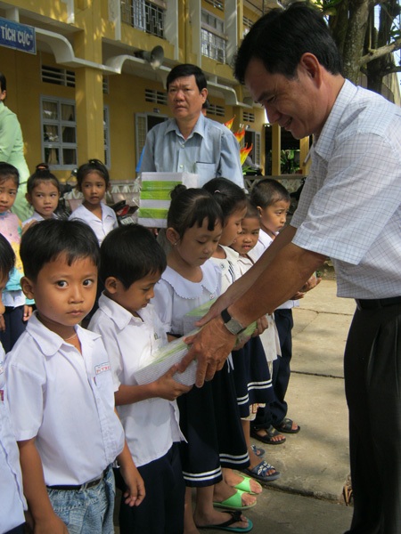 "Một triệu cuốn vở..." đến với học sinh dân tộc Khmer  - 1