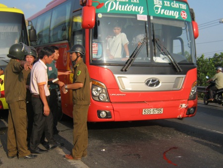 5 xe ô tô đâm nhau liên hoàn trên quốc lộ 1A   - 5