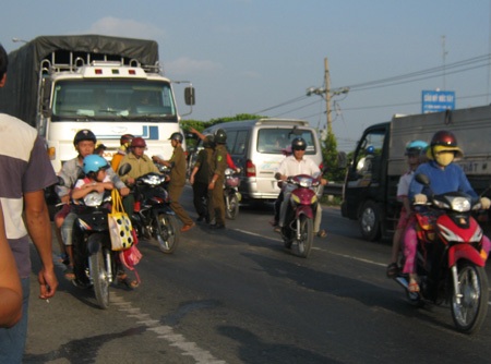 5 xe ô tô đâm nhau liên hoàn trên quốc lộ 1A   - 6