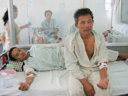 Vụ ngộ độc rượu: Thêm 1 người chết và 27 người nhập viện - 3 Vụ ngộ độc rượu: Thêm 1 người chết và 27 người nhập viện - 3