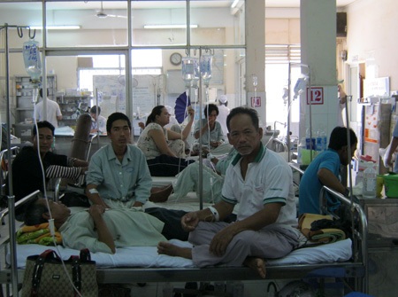 Vụ ngộ độc rượu: Thêm 1 người chết và 27 người nhập viện - 2 Vụ ngộ độc rượu: Thêm 1 người chết và 27 người nhập viện - 2