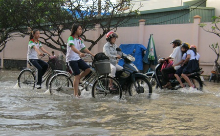 Hàng ngàn học sinh “vật vã” vượt nước triều cường - 1 Hàng ngàn học sinh “vật vã” vượt nước triều cường - 1