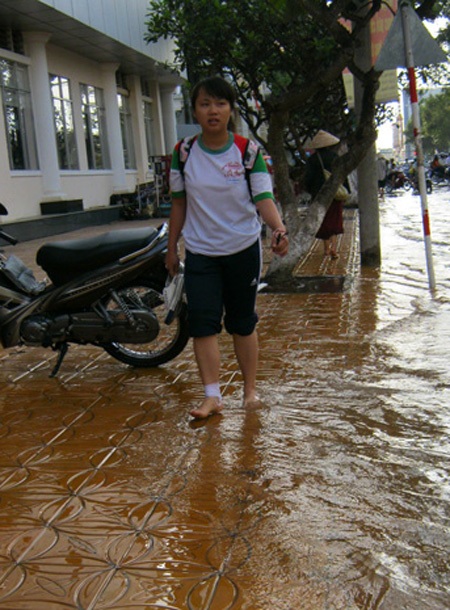 Hàng ngàn học sinh “vật vã” vượt nước triều cường - 14 Hàng ngàn học sinh “vật vã” vượt nước triều cường - 14