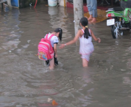 Hàng ngàn học sinh “vật vã” vượt nước triều cường - 8 Hàng ngàn học sinh “vật vã” vượt nước triều cường - 8