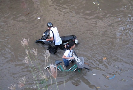 Hàng ngàn học sinh “vật vã” vượt nước triều cường - 2 Hàng ngàn học sinh “vật vã” vượt nước triều cường - 2