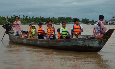 Cận cảnh học sinh vượt lũ đến trường - 3 Cận cảnh học sinh vượt lũ đến trường - 3