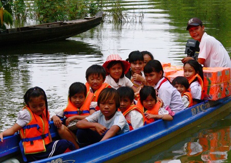 Cận cảnh học sinh vượt lũ đến trường - 4 Cận cảnh học sinh vượt lũ đến trường - 4