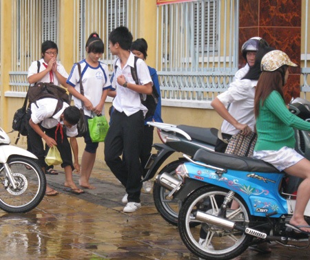 Hàng ngàn học sinh “vật vã” vượt nước triều cường - 4 Hàng ngàn học sinh “vật vã” vượt nước triều cường - 4