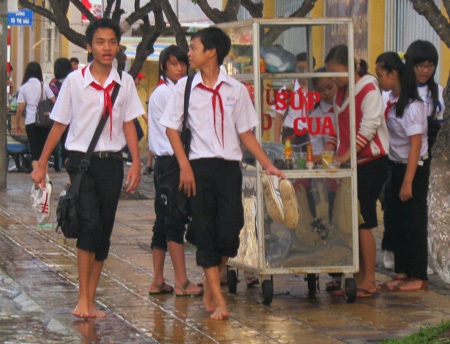 Hàng ngàn học sinh “vật vã” vượt nước triều cường - 5 Hàng ngàn học sinh “vật vã” vượt nước triều cường - 5