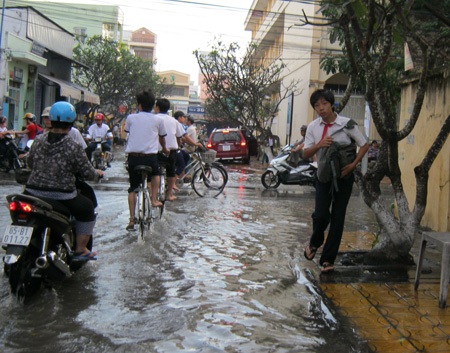 Hàng ngàn học sinh “vật vã” vượt nước triều cường - 6 Hàng ngàn học sinh “vật vã” vượt nước triều cường - 6
