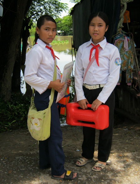 Cận cảnh học sinh vượt lũ đến trường - 2 Cận cảnh học sinh vượt lũ đến trường - 2